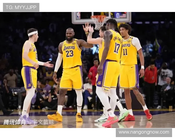 湖人新赛季阵容亮相詹姆斯领衔球员状态备受关注